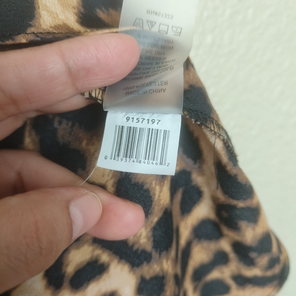 Vince Camuto Satin leopard print blouse Women's size M High neck Lightweight - Picture 16 of 16